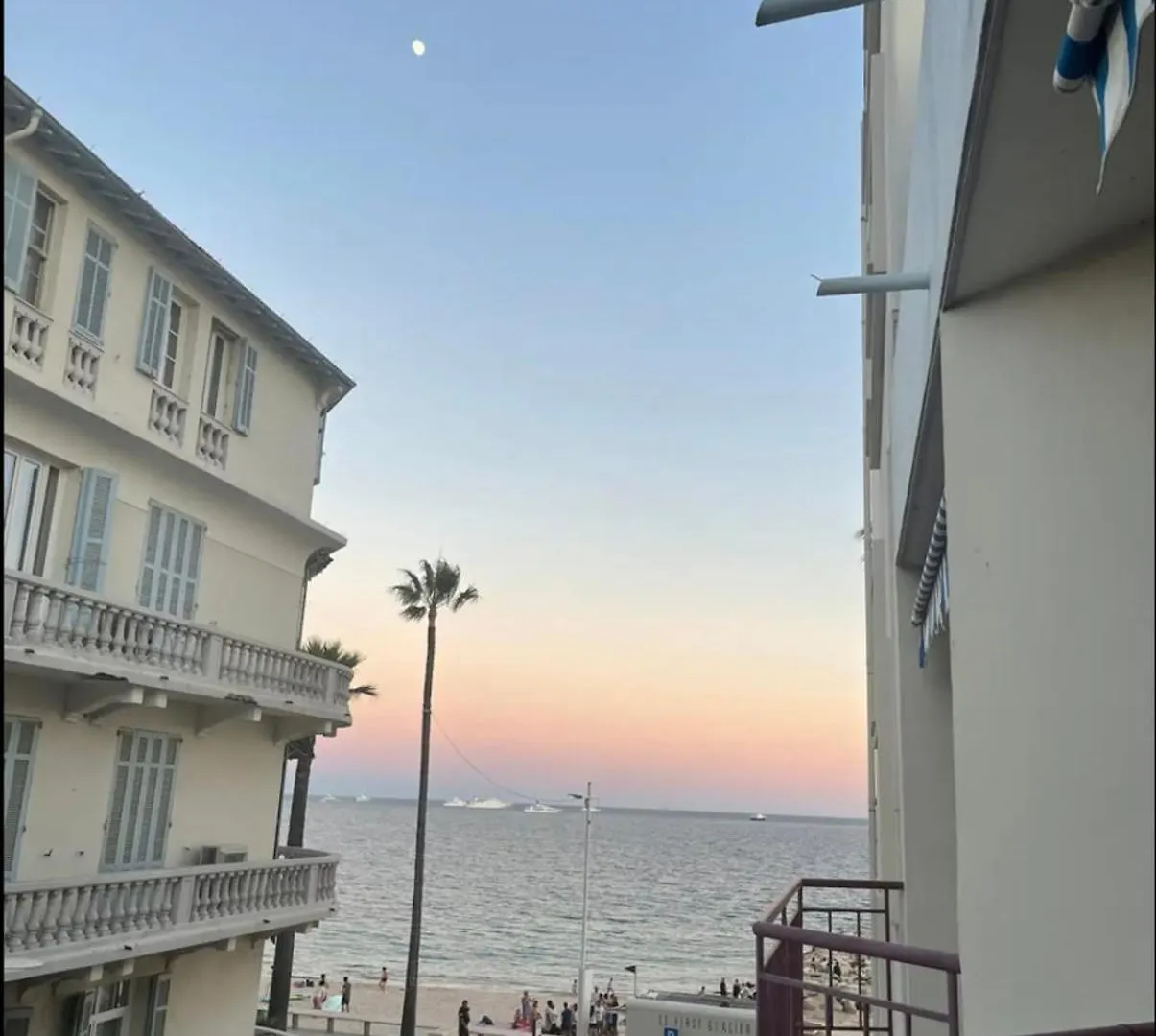 Bright Apartment - Sea View Antibes